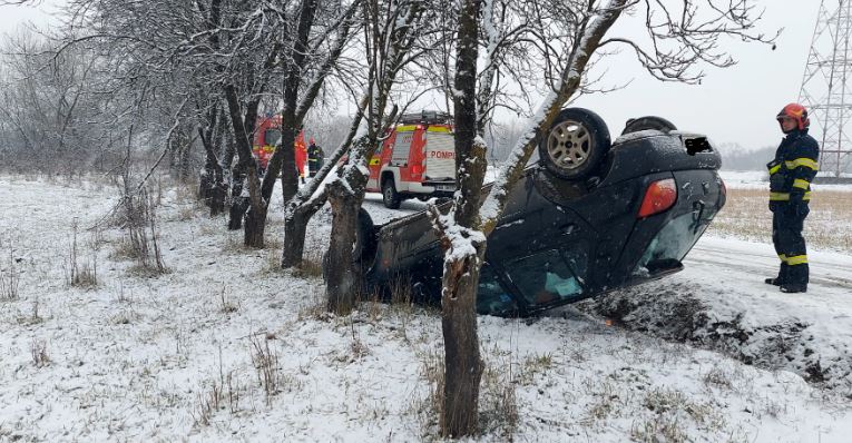 O mașină s-a răsturnat în Jucu de Mijloc