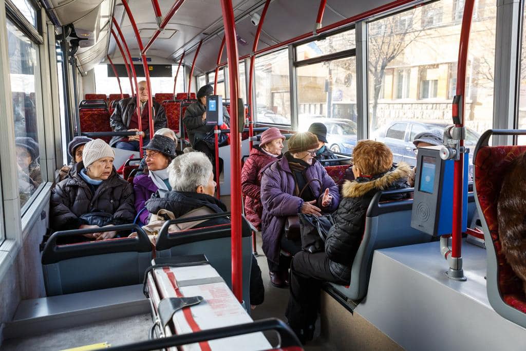 Pensionari în autobuz. Sursă foto Facebook Emil Boc