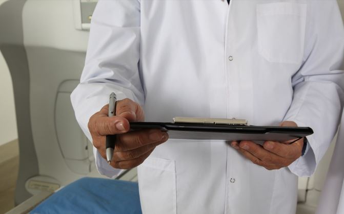 Programul medicilor care lucrează și la stat