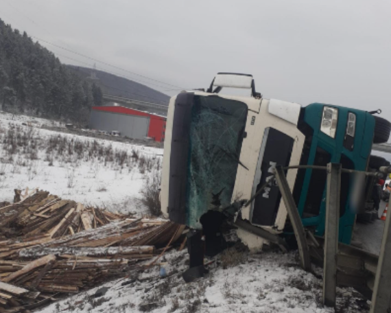Camion răsturnat la coborâre de pe autostradă