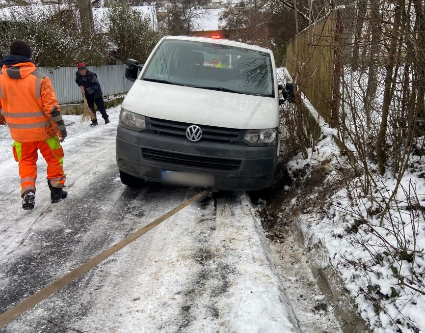 O autoutilitară a căzut peste un tânăr / Foto: ISU Cluj