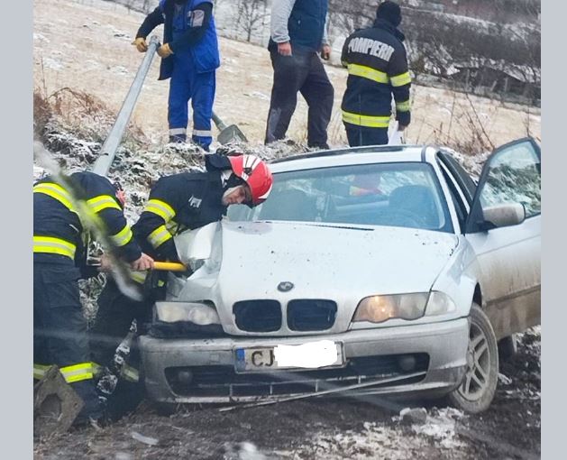 O mașină a intrat într-un stâlp de curent / Foto: Info Trafic Cluj-Napoca - Facebook
