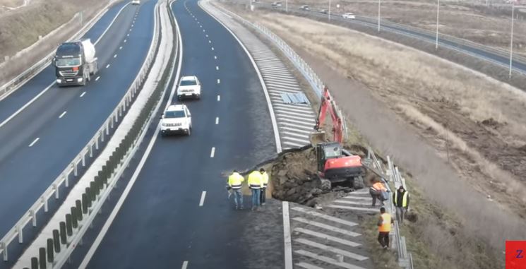 Lucrări la alunecarea de teren pentru care s-a închis traficul pe un sens de mers de pe A10/captură video ziarulunirea/youtube.com