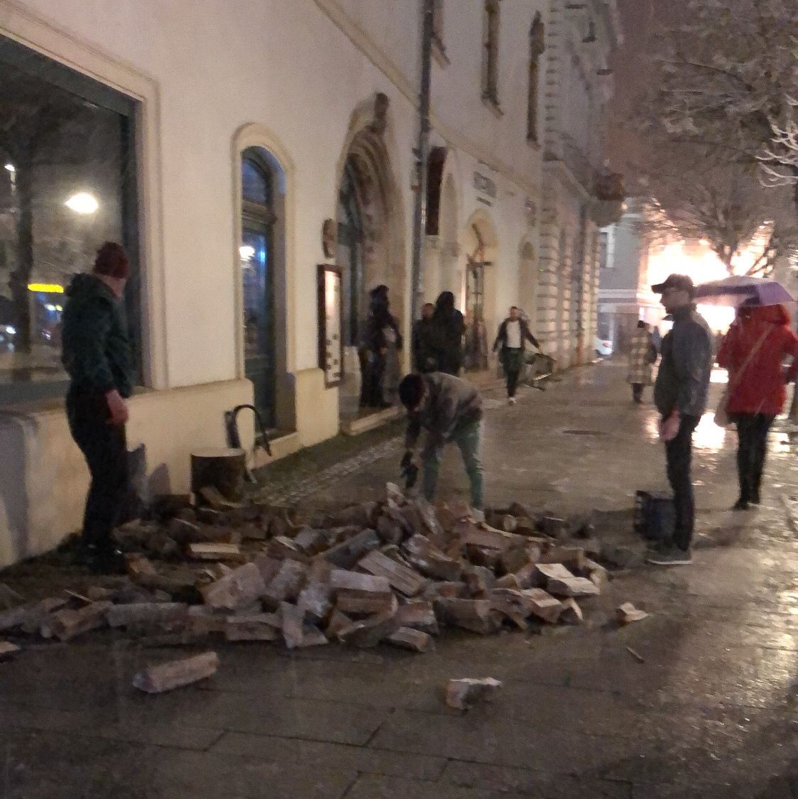 Mai mulți bărbați au ieșit în stradă să taie lemne
