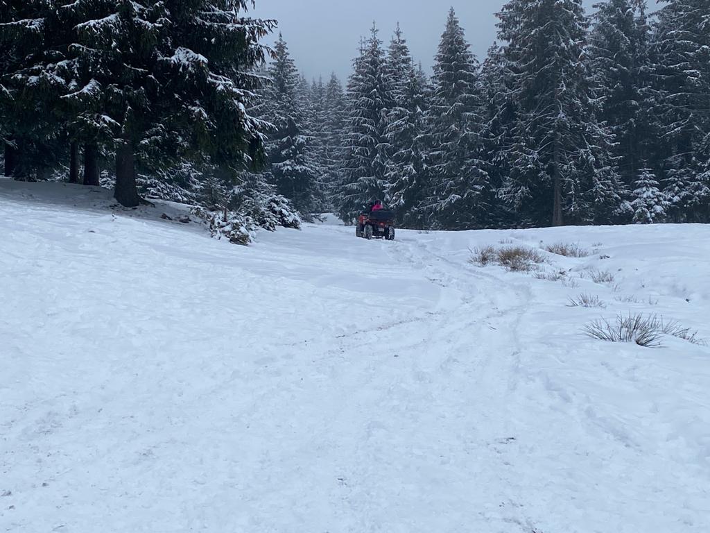 Turiști blocați în zăpadă cu ATV-ul