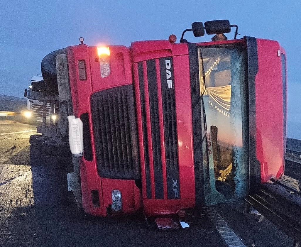 Un TIR s-a răsturnat pe A1 /FOTO: DRDP Timișoara - Facebook