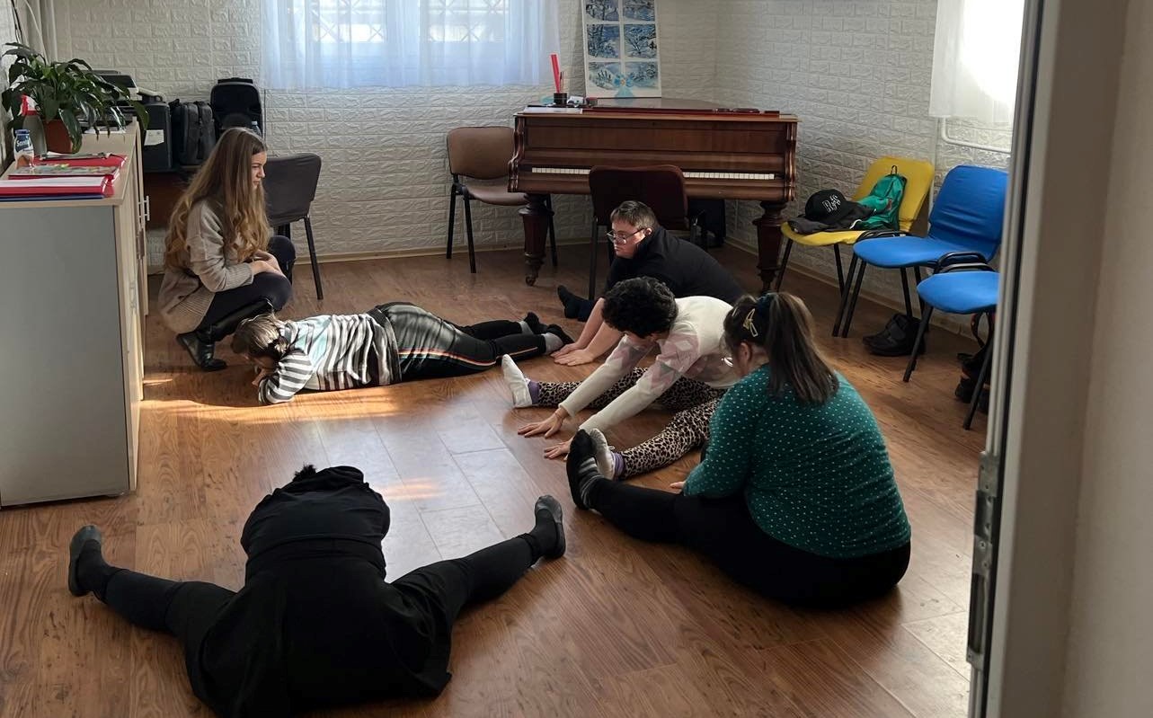 O oră de balet pentru tinerii cu Sindromul Down la Asociația Down Centrul Educațional Raluca/ Foto: monitorulcj.ro