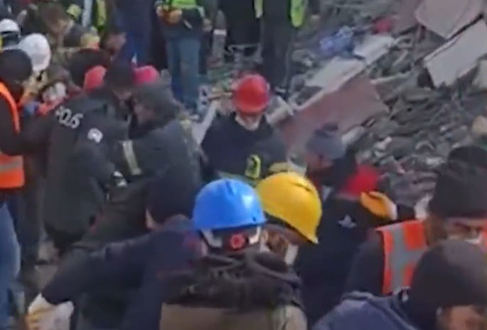 Un bebeluş de două luni a fost scos în viaţă de sub dărâmături de echipele de salvare în provincia turcă Hatay/ Foto: captură ecran vide @MayMelhem - Twitter