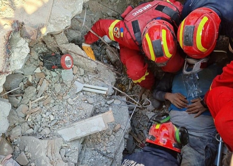 Salvatorii români aflaţi în Turcia au reuşi să salveze un bărbat prins sub ruinele unei clădiri cu şase etaje