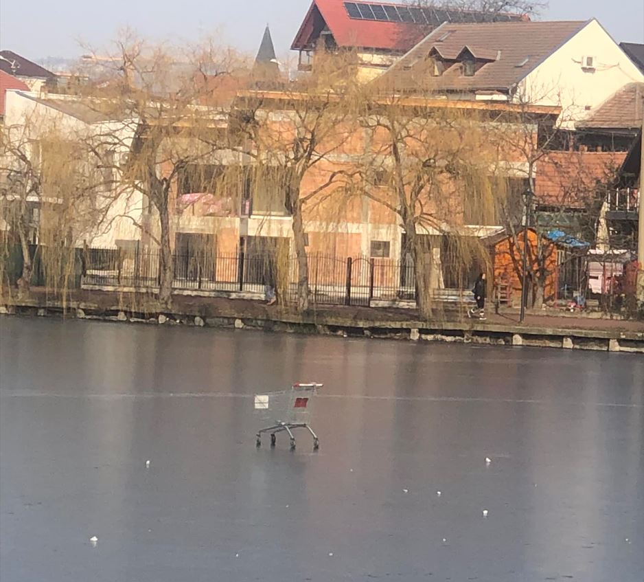 Cărucior abandonat pe lacul din Gheorgheni / Foto: Facebook - grup Cluj-Napoca