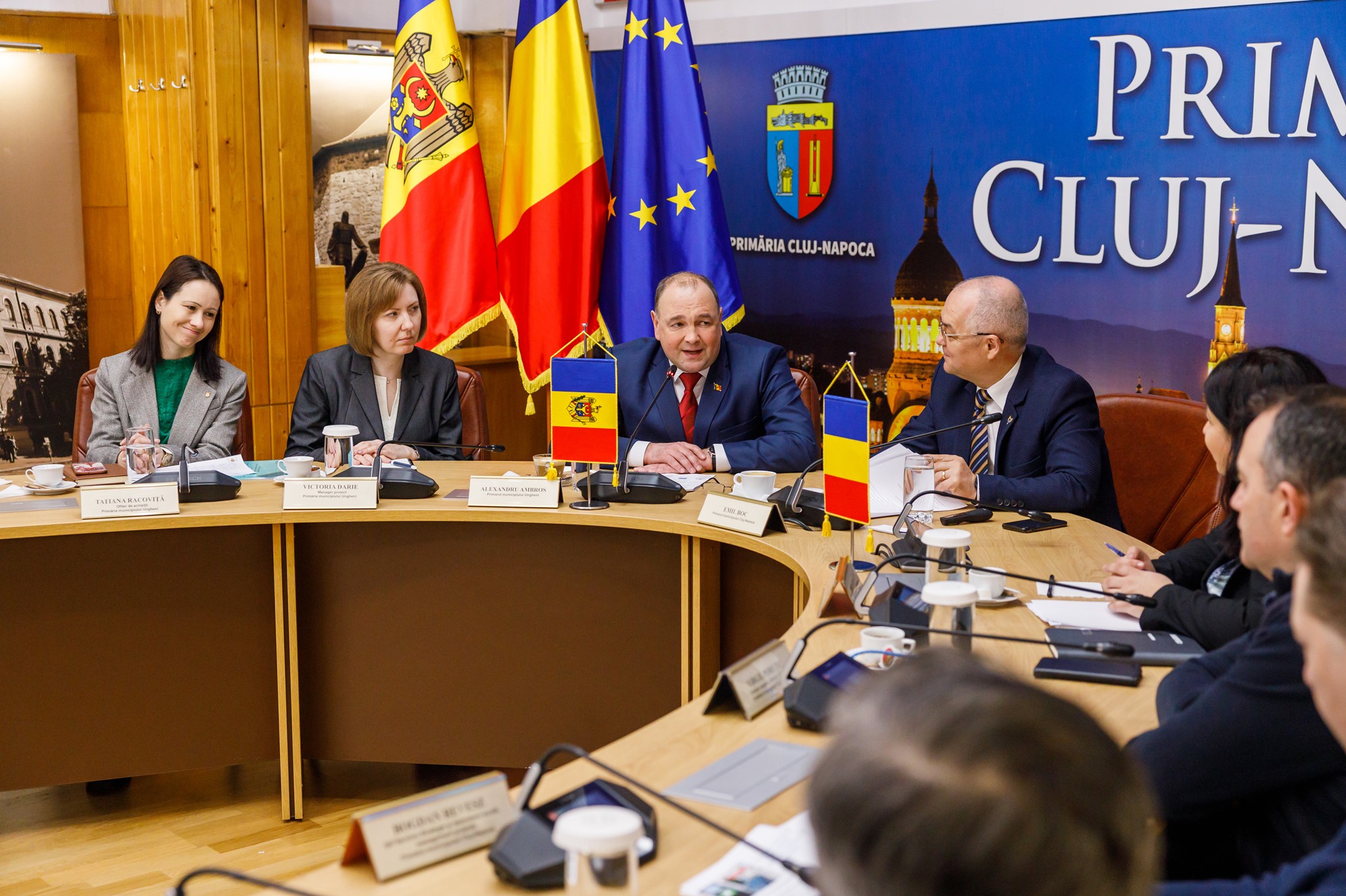 Primarul Emil Boc a primit marți vizita delegației din orașul înfrățit Ungheni. FOTO: Facebook/ Emil Boc