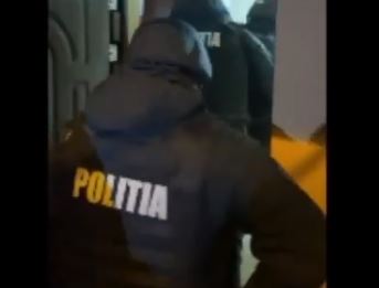 Percheziții domiciliare în Câmpia Turzii/captură foto Poliția Română youtube.com
