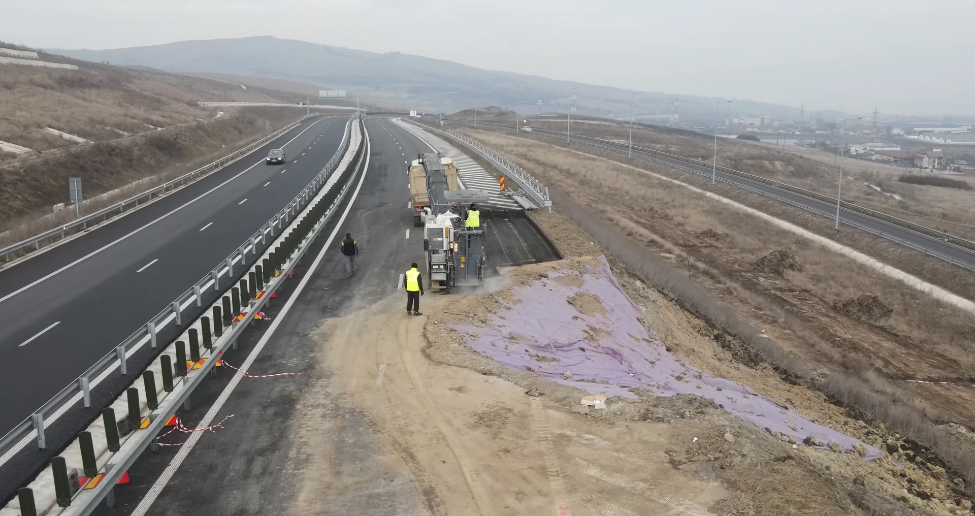 Lucrări la alunecarea de teren pentru care s-a închis traficul pe un sens de mers de pe A10/captură video ziarulunirea/youtube.com