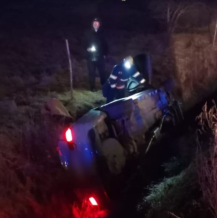 O mașină s-a răsturnat pe marginea drumului