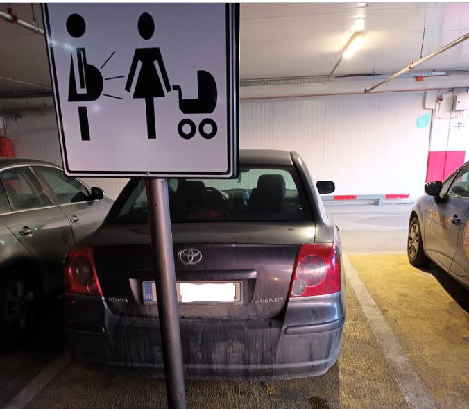Un șofer și-a parcat mașina pe locul pentru gravide sau părinți