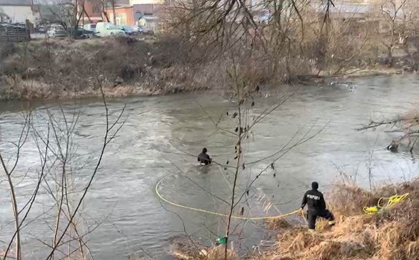 O femeie a căzut în Someșul Mic