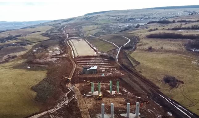 Lucrările de pe lotul Nădășelu-Zimbor avansează în zona viaductului Nădășelu de pe A3/captură foto: youtube.com Autostrada A3
