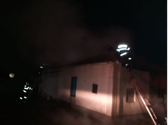 Locuință cuprinsă de flăcări în Iclod