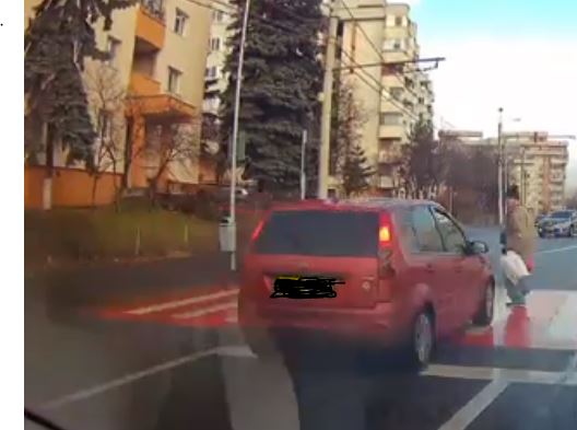 Accident în zona unei treceri de pietoni din Cluj-Napoca. Un bărbat a fost lovit frontal/captură foto: InfotraficJudCluj Facebook.com