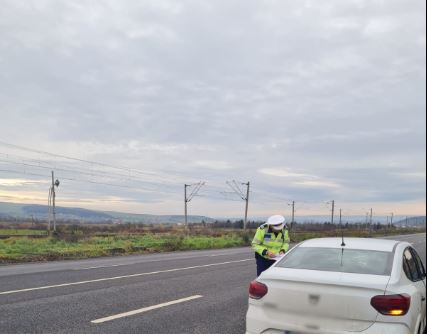 Un copil a fost depistat în trafic la volanul unei mașini/captură foto: IPJ Cluj Facebook.com
