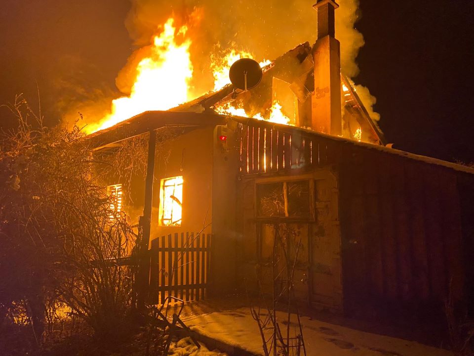 Un incendiu a avut loc luni noaptea la o cabană din localitatea Suceagu
