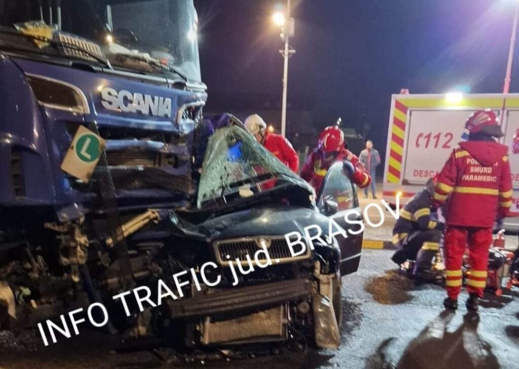 Mașină „zdrobită” de un TIR