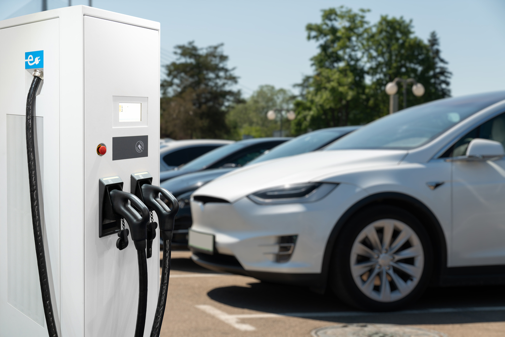 Nu se vor mai putea cumpăra mașini electrice de lux din banii statului. FOTO: Depositphotos.com