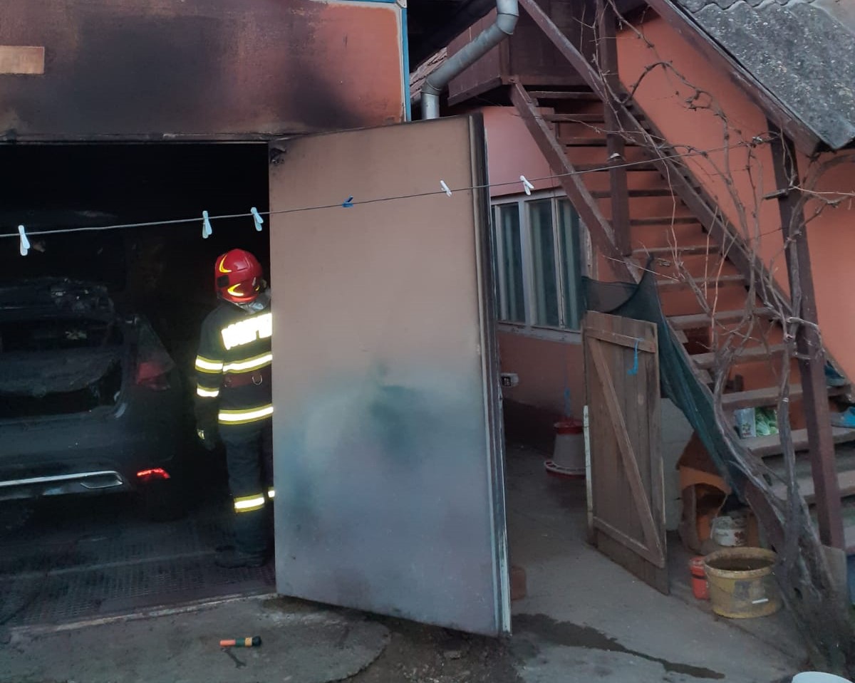 Incendiu la o vopsitorie auto din Gherla. FOTO: ISU Cluj