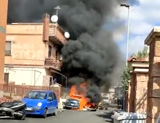 Unul dintre avioane s-a prăbușit peste o mașină / Foto: captură video - twitter - Lega Esteri