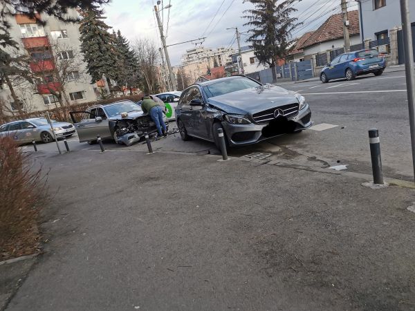 Un accident rutier între două Mercedesuri a avut loc