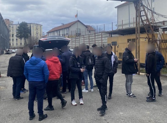 Bilete vândute din portbagajul unei mașini /FOTO: Cătană Tudor - Facebook