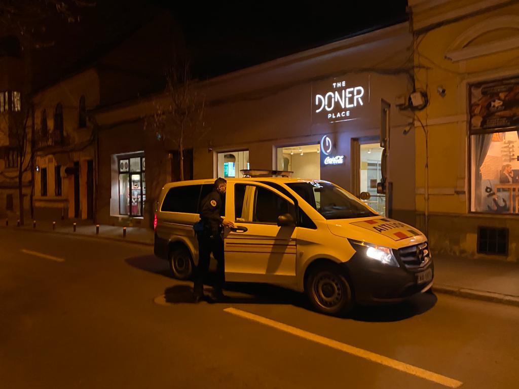 Dubă de poliție oprită pentru shaorma /FOTO: monitorulcj.ro