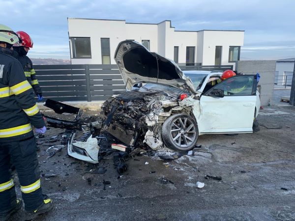 Patru bărbați au fost răniți și transportați la spital în urma accidentului de pe strada Borhanciului de luni dimineață/ Foto: ISU Cluj