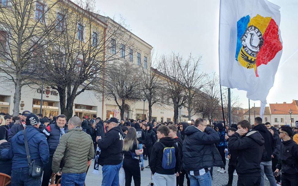 Atmosferă incendiară în Piața Unirii din Cluj-Napoca. Suporterii se pregătesc pentru derby-ul Clujului/foto: monitorulcj.ro