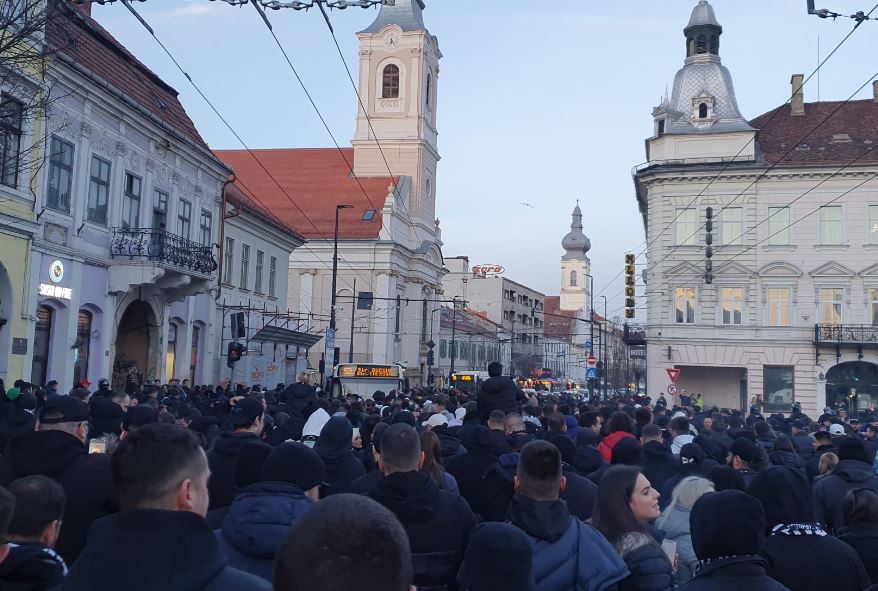 Fanii „U” Cluj se pregătesc de marele meci. Circulația a fost blocată de suporteri