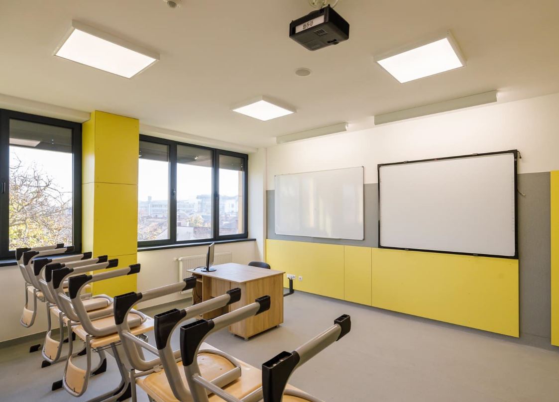 Zeci de școli vor fi dotare cu echipamente digitale și mobilier modern / Foto: Facebook - Emil Boc