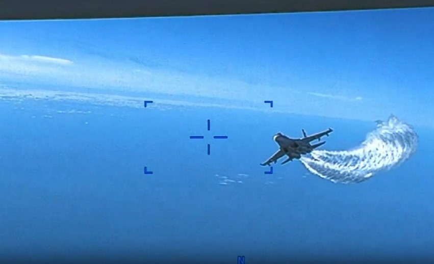 Ministrul rus al apărării Serghei Şoigu i-a decorat pe cei doi piloţi ai avioanelor de luptă Su-27 care au interceptat o dronă americană în Marea Neagră/ Foto: captură ecran video eucom.mil