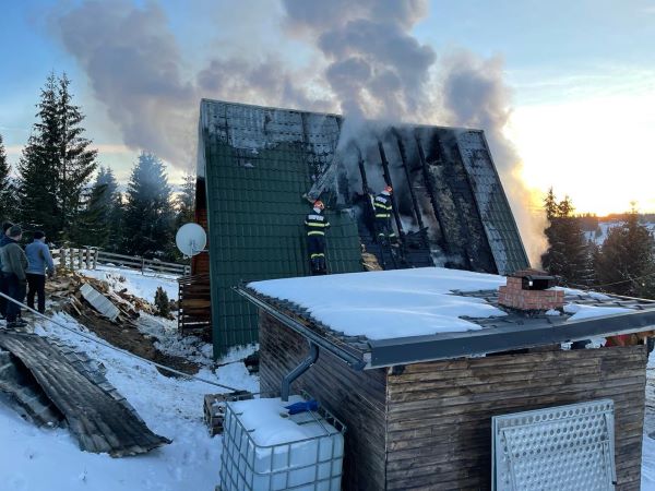 Cabană din Mărișel în flăcări/ Foto: ISU Cluj