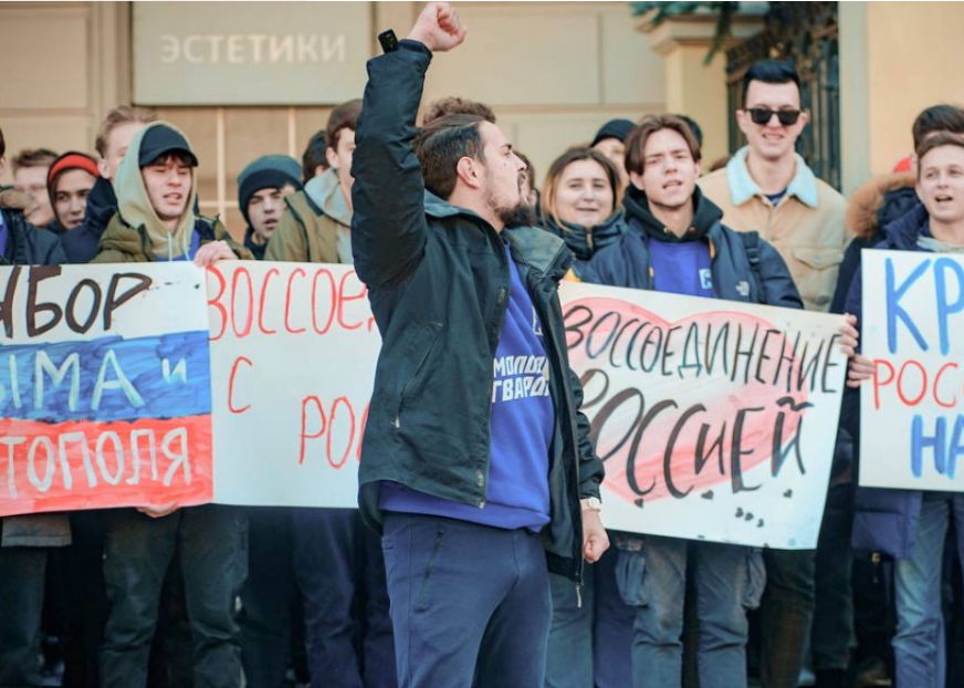 Activişti pro-Kremlin au protestat sâmbătă la Moscova în faţa ambasadelor a 20 de ţări considerate de Rusia drept „neprietenoase”/ Foto: themoscovtimes.com