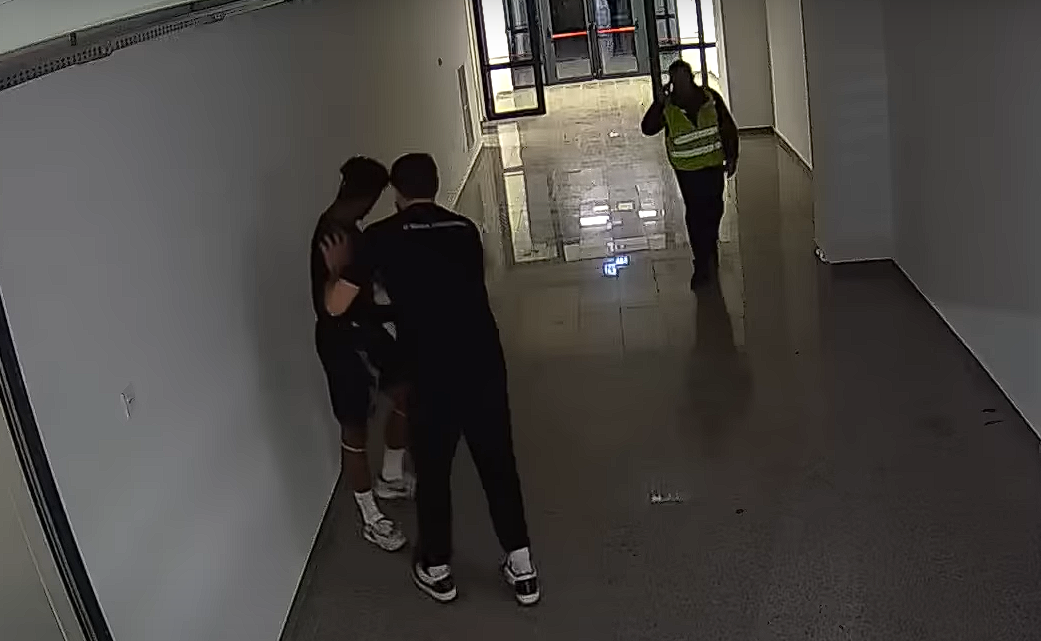 Karel Guzman încercând să intre cu ranga în arena din Oradea /FOTO: Captură ecran CSM Oradea - Facebook