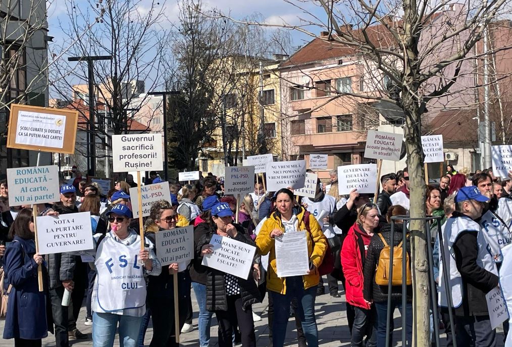 Salariații din învățământ protestează în fața Prefecturii din Cluj/foto: monitorulcj.ro