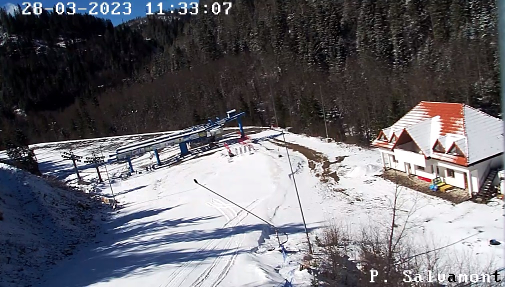 Strat de zăpadă în stațiunile montane din Cluj. FOTO: Captură ecran live cam