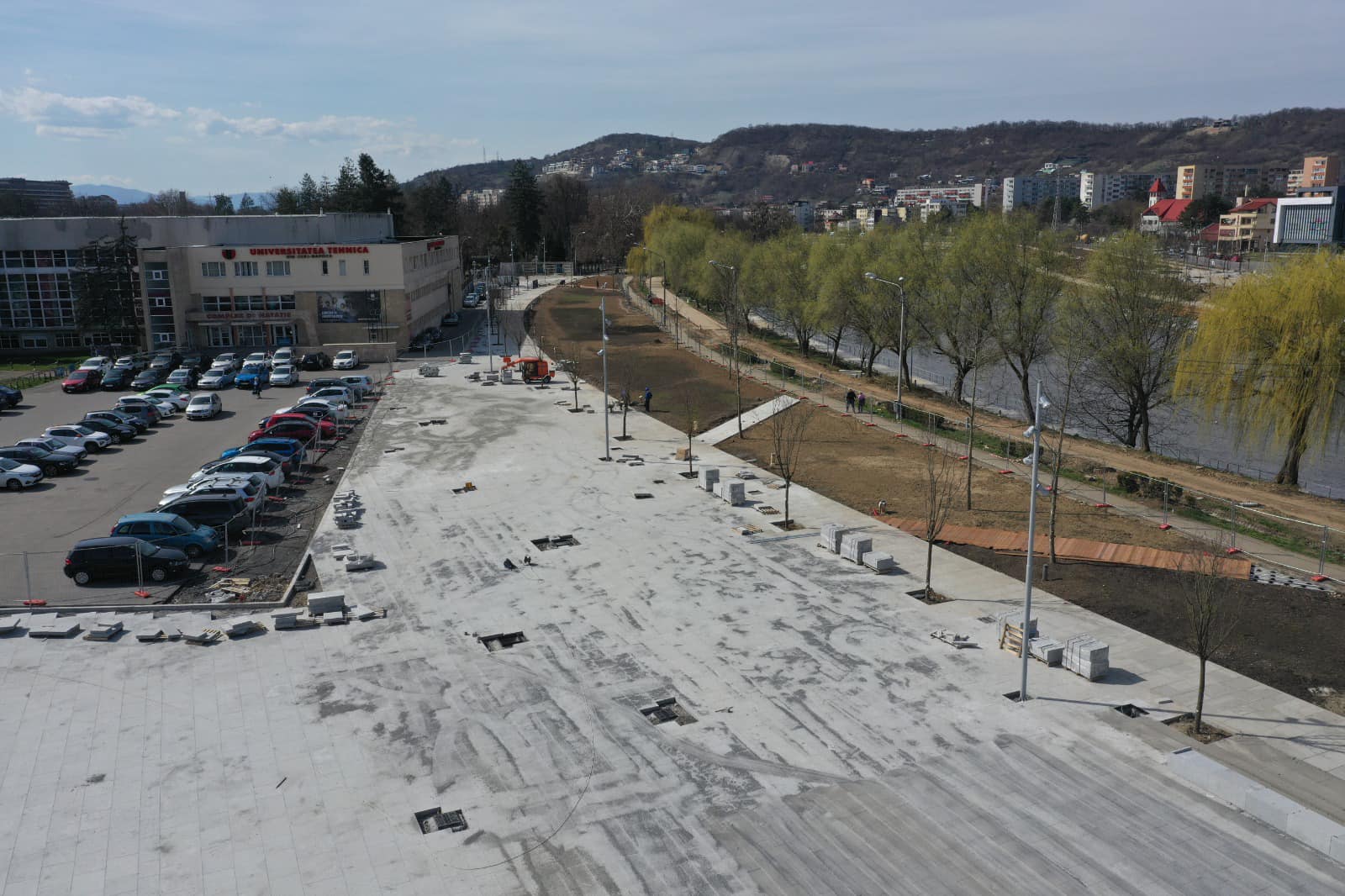 Lucrările la platoul din fața Sălii Sporturilor se desfășoară în ritm alert. FOTO: Nord Conforest