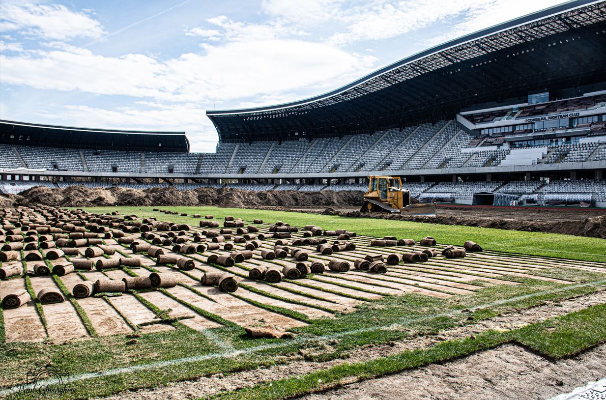 Lucrări la schimbarea gazonului de pe Cluj Arena / Foto: Paul Gheorgheci