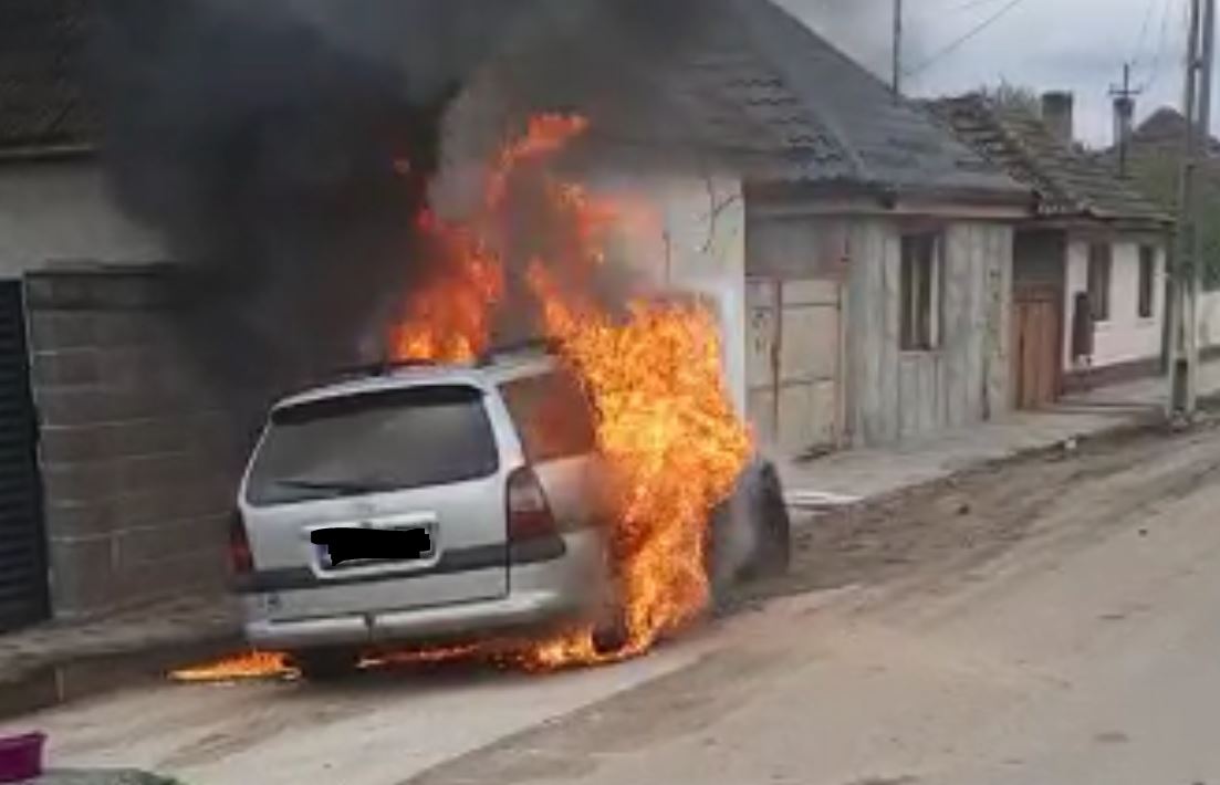 Mașină în flăcări / Foto: captură video - glsa.ro