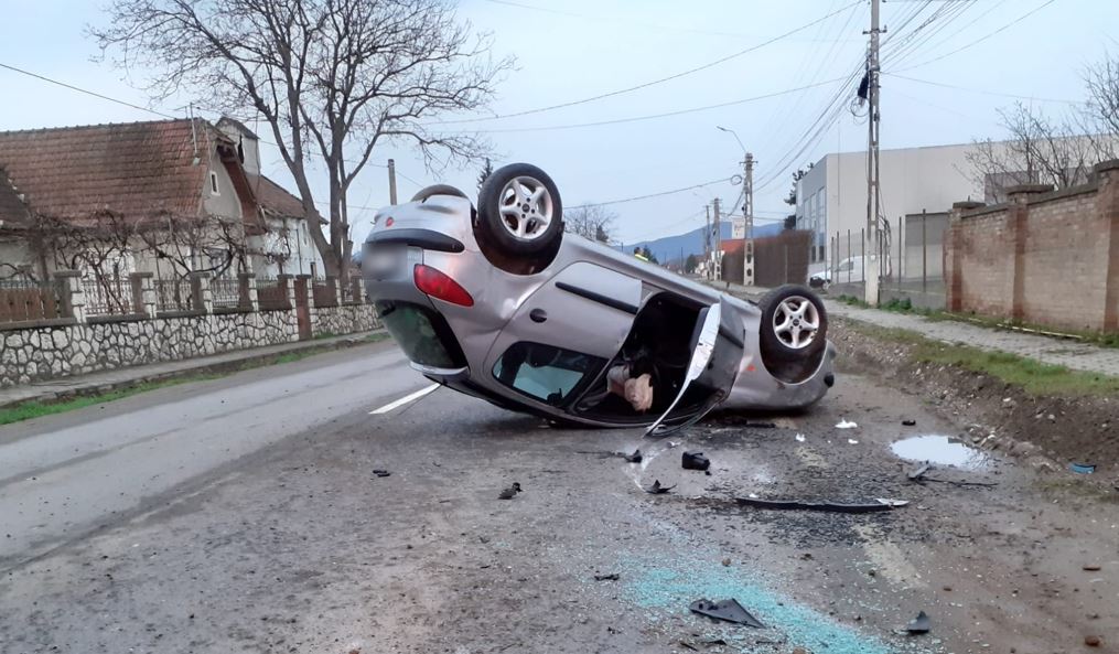 Un tânăr s-a răsturnat cu mașina / Foto: ISU Cluj
