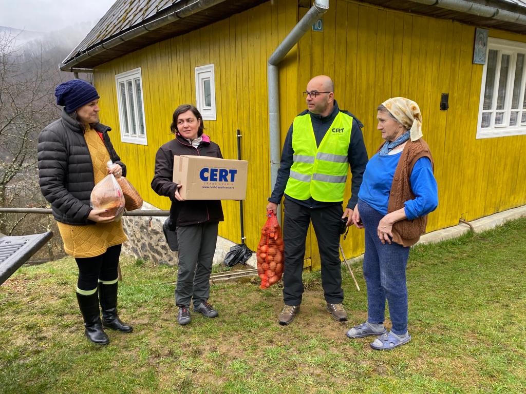 Voluntarii CERT Transilvania au dus cadouri pentru 150 de familii din zonele izolate ale Apusenilor. FOTO: Facebook/ CERT Transilvania