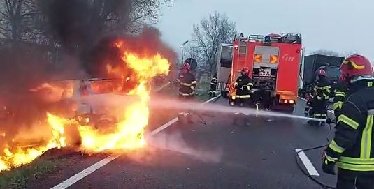 Accident grav în Jucu. O femeie a ajuns la spital după ce autoturismul a luat foc/Foto ISU Cluj