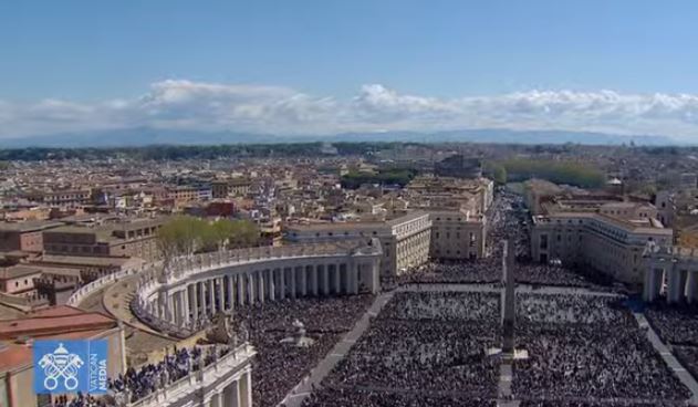 Zeci de mii de credincioși așteaptă binecuvântarea Papei Francisc/Foto Vaticannews/youtube.com