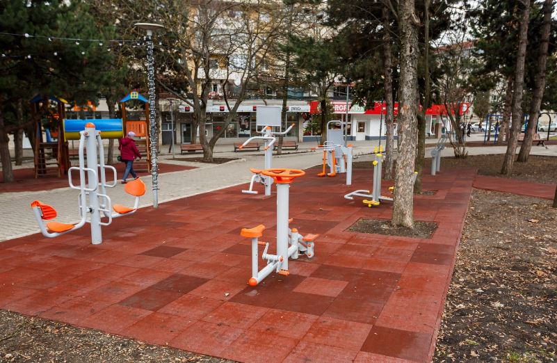 Mai multe oferte depuse pentru furnizarea aparatelor de fitness ce vor fi amplasate în municipiu/Foto: Emil Boc Facebook.com
